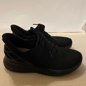 Kizik Black Athletic Shoes